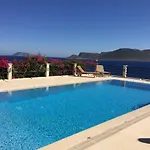 Escalade Iii Villa